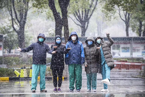 一天工作结束，患者病情好转，回程的路上遇漫天大雪，队员们充满喜悦（左一为唐子人）