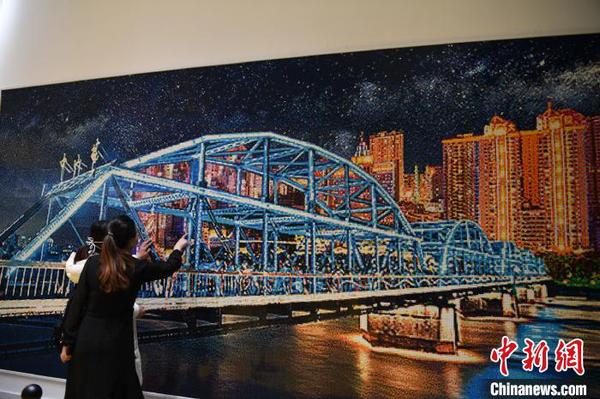 图为民众观赏乐高《兰州黄河铁桥》作品?！⊙钛廾?摄