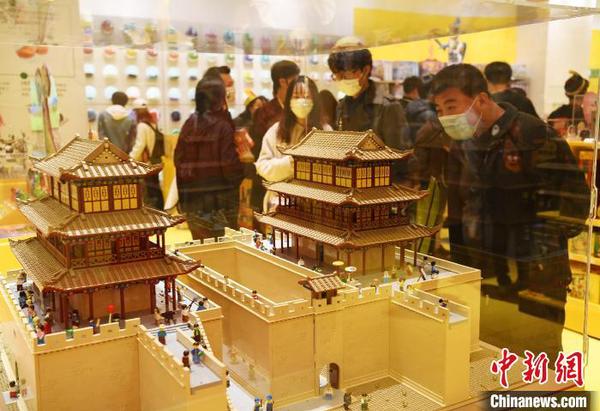 图为耗时800个小时，使用165000块乐高颗粒搭建的嘉峪关3D模型?！⊙钛廾?摄