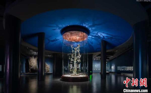 三星堆博物馆展览的大型铜神树。三星堆博物馆供图