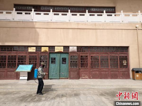 图为工作人员在草圣故里文化产业园景区内消毒?！∥航鹆?摄