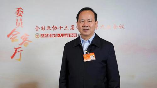 △全国政协常委、广西民族大学校长谢尚果