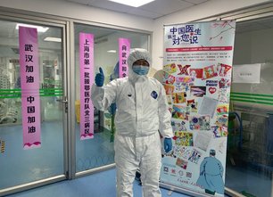 战“疫”日记：签名防护服和小朋友的绘画海报 