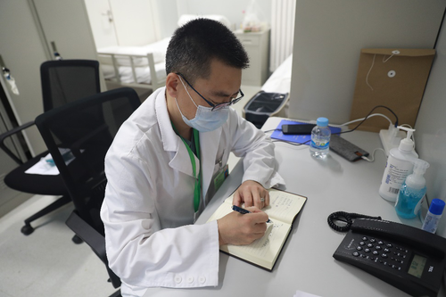 3 王晖主任正在值班