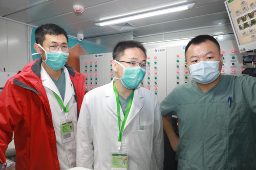 潘伟刚（中）和孟繁强（左）病区问诊  靳晓方 摄