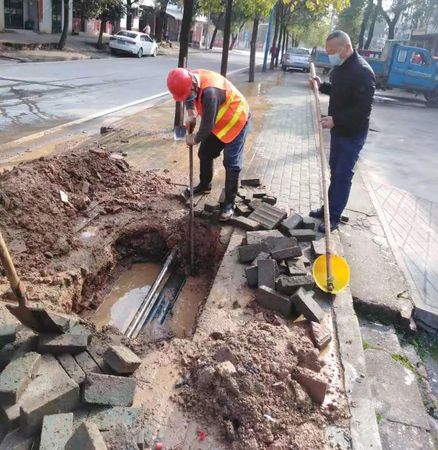 武汉市江夏区水务部门抢修金口镇小岭湾供水管道