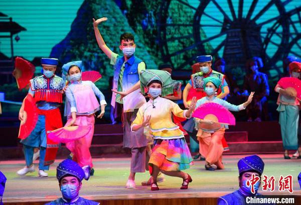 图为3月21日，广西演职人员佩戴口罩，复排彩调剧《新刘三姐》?！∷诳?摄