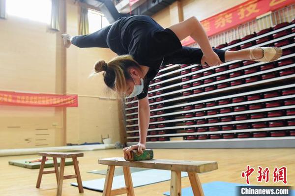 图为3月24日，广西杂技团的演员在训练杂技基本功?！∷诳?摄