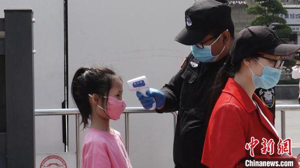 图为民众进馆前要进行测温等步骤。　党田野 摄