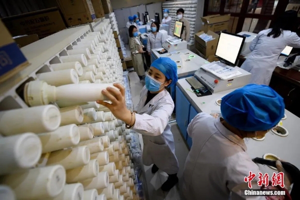 资料图：山西医院赶制中医药剂驰援海外侨胞战“疫”。<a target='_blank' href='http://www.chinanews.com/'>中新社</a>记者 韦亮 摄