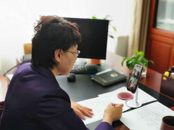 杜娟副主席在视频会议上讲话