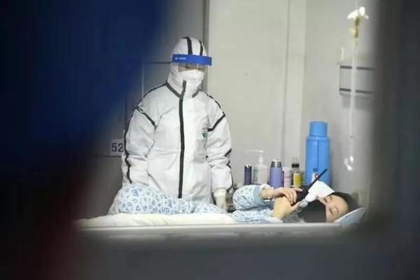 △1月23日，全国政协委员、武汉协和医院院长胡豫深入隔离病房慰问病人