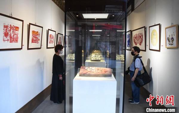 此次展览近百件参展作品，均为福建非遗传承人围绕“战疫”题材的用心之作。　记者刘可耕 摄