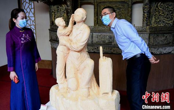 参展木雕作品《疫不容辞》吸睛?！〖钦吡蹩筛?摄