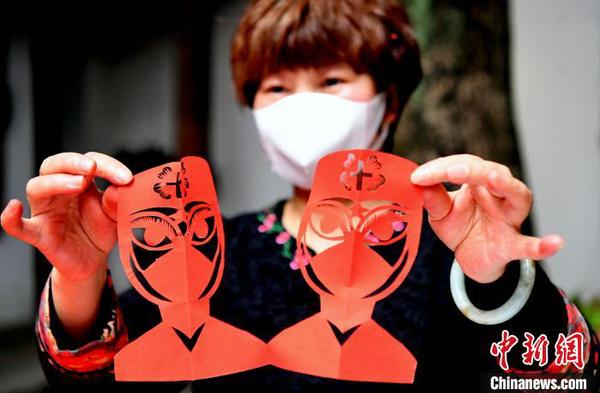 柘荣剪纸省级传承人吴秋凤现场演示创作“战疫”题材剪纸作品?！〖钦吡蹩筛?摄