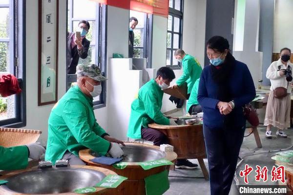 2020年西湖龙井茶炒茶王大赛现场?！∏糠?摄