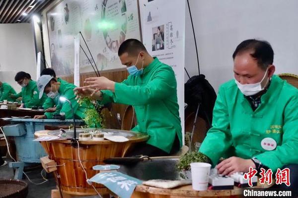 2020年西湖龙井茶炒茶王大赛现场?！∏糠?摄