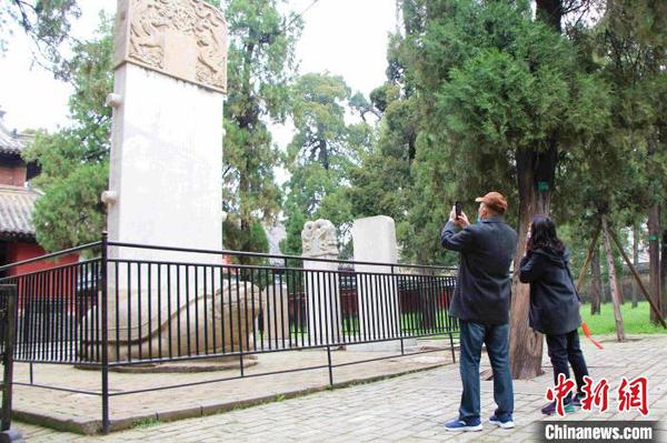 图为游客在“三孔”景区内参观。　郝亚松 摄