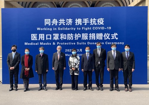 各方代表在捐赠仪式上合影