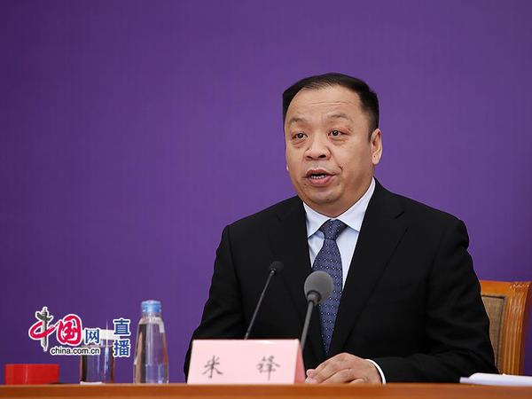 国家卫生健康委新闻发言人、宣传司副司长米锋主持会议