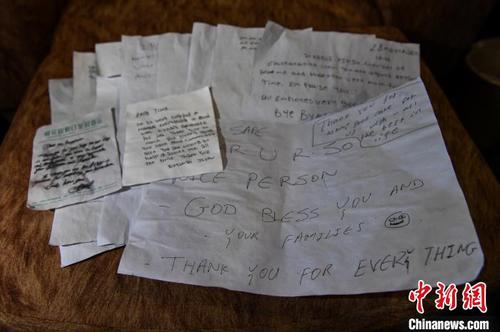 离别时，非洲朋友给冯丕文写的感谢信。　武俊杰 摄