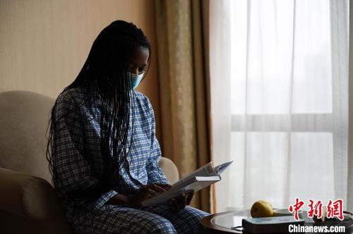 丽萨每天都会在酒店的落地窗前读书?！∥淇〗?摄