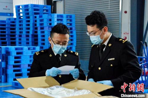 图为海关工作人员对物资进行查验?！÷车ぱ?摄