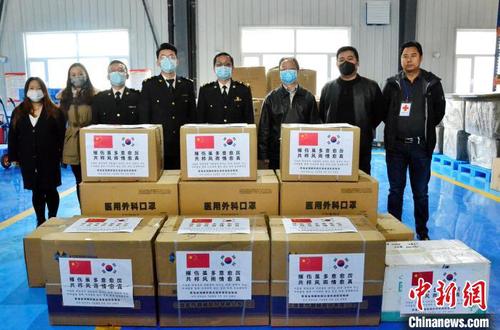 图为工作人员合影留念。　鲁丹阳 摄