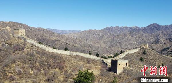 蜿蜒迂回的乌龙沟长城(局部)宛如巨龙横亘在太行山上，雄伟壮观?！⌒烨擅?摄