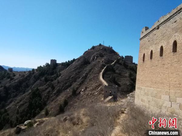 座座敌台连接，互成拱卫之势。　吕子豪 摄