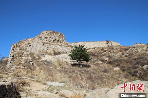 涞源插箭岭段部分坍塌的长城?！÷雷雍?摄
