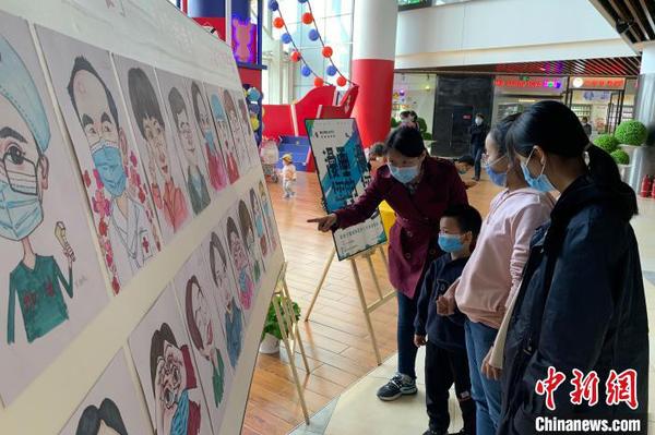 市民现场观展。　李佩珊 摄