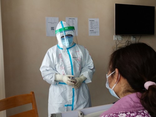 丁丽君委员为患者进行心理干预