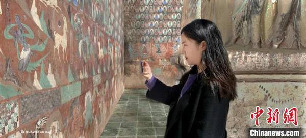 图为参观游览虚拟莫高窟第257窟。敦煌研究院供图