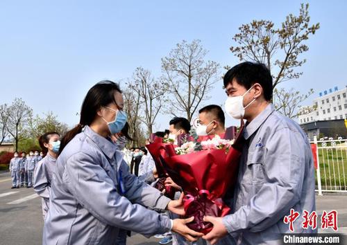 同事们为7位勇士送上鲜花。　朱志庚　摄