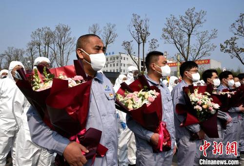 吴常伟等7勇士归队后，与“战友”们同唱国歌?！≈熘靖?摄