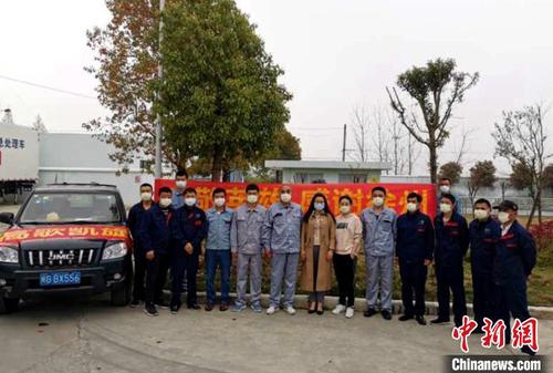 荆州当地公司及员工送别徐州驰援湖北勇士。危废中心 供图