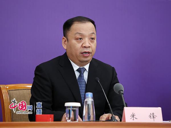 国家卫生健康委新闻发言人、宣传司副司长米锋主持会议