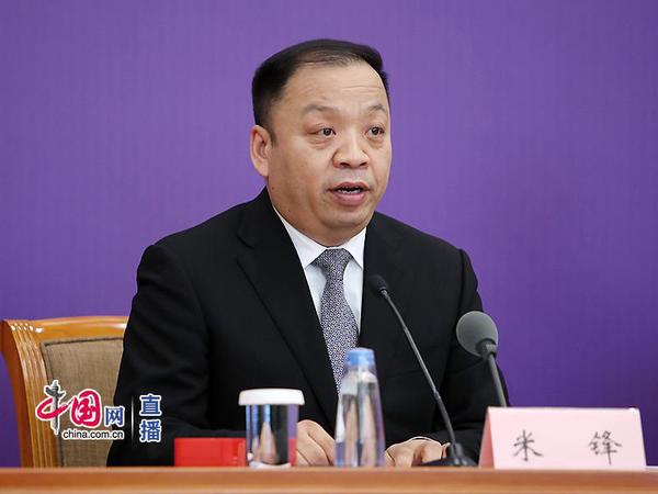 国家卫生健康委新闻发言人、宣传司副司长米锋主持会议