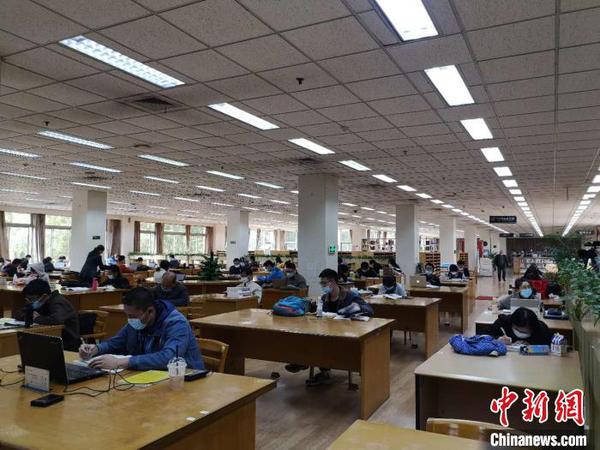 浙江图书馆内，读者在阅读?！⊥τ?摄