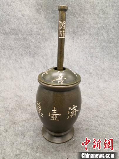 铜雕抗疫作品《悬壶济世》。受访者供图