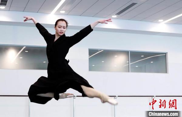 芭蕾舞演员排练过程 汤彦俊 摄