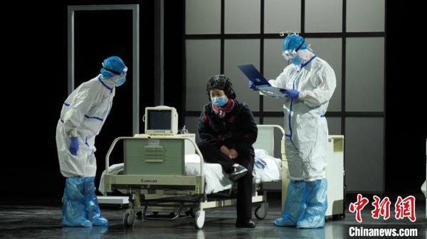 抗击疫情舞台情景剧《天使之爱》演出剧照。　天津人艺供图