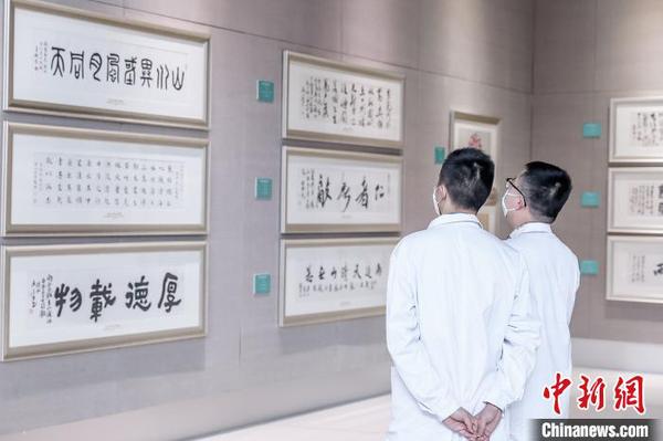 陈列的抗疫书画作品。视觉江苏供图