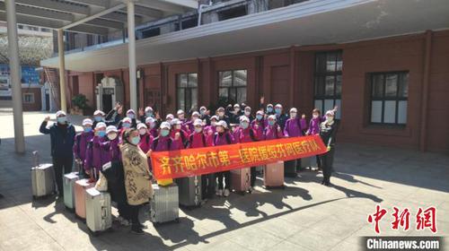 图为医疗队准备出发?！」峁?摄