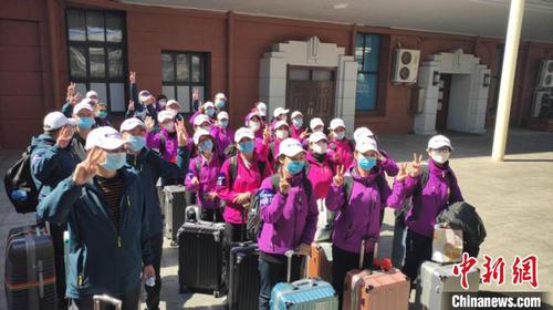 图为医疗队准备出发。　哈铁提供 摄