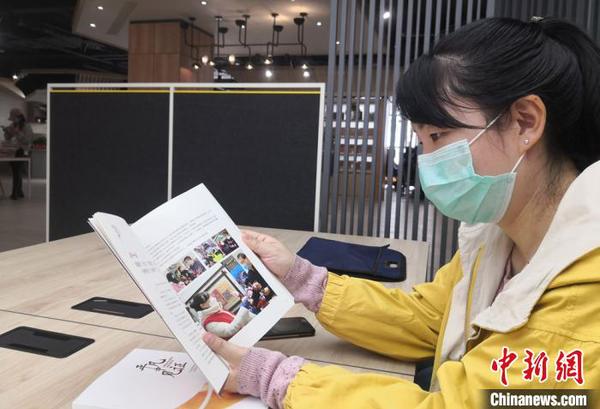 图为社区工作人员阅览书籍?！×跤裉?摄