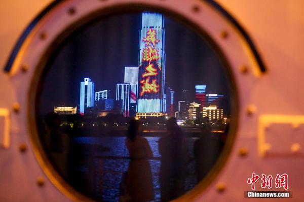 武汉知音号复航 致敬白衣天使