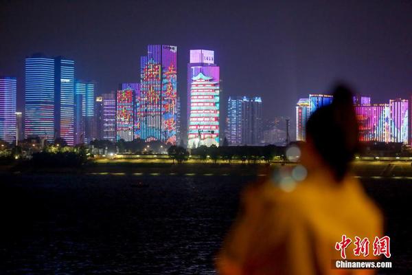 武汉知音号复航 致敬白衣天使