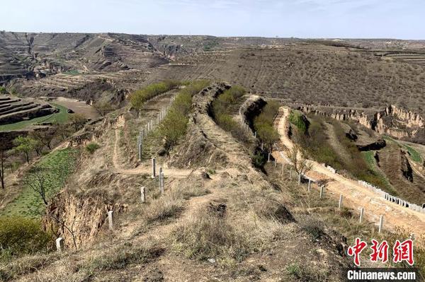 目前，专业工人已将长城本体用围栏全部围护。　李佩珊 摄